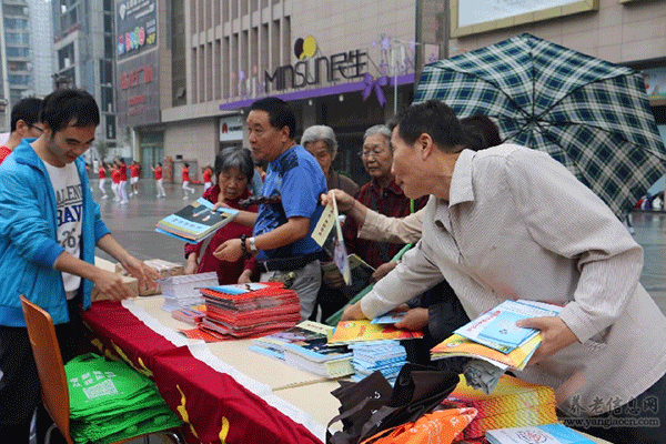 西瑪集團參加“西安市二00六年春節(jié)向城鄉(xiāng)特困戶送溫暖、獻愛心聯(lián)合大行動”活動。